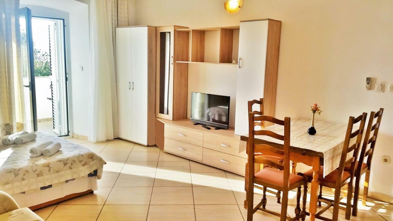 Obala Apartment & Studios Malinska Bagian luar foto