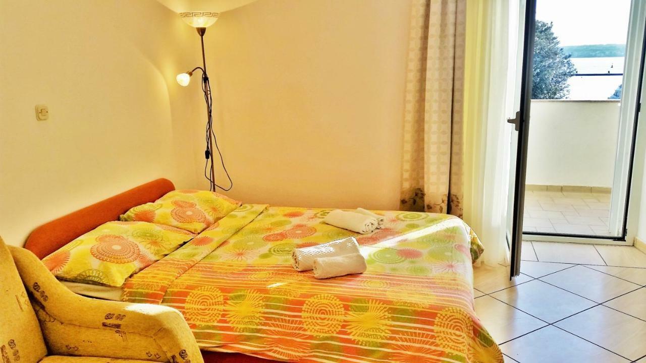 Obala Apartment & Studios Malinska Bagian luar foto