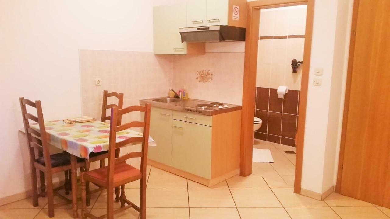Obala Apartment & Studios Malinska Bagian luar foto